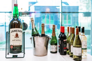 Minsk-Belrus, Aralık 2018. Viski ve şarap tatil masada. Yazı işleri