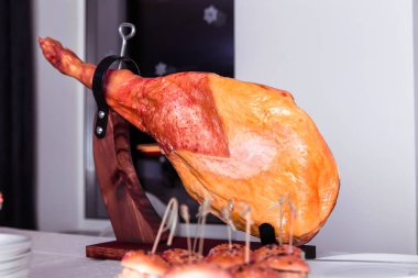 Jamon ziyafet masada fotoğrafı