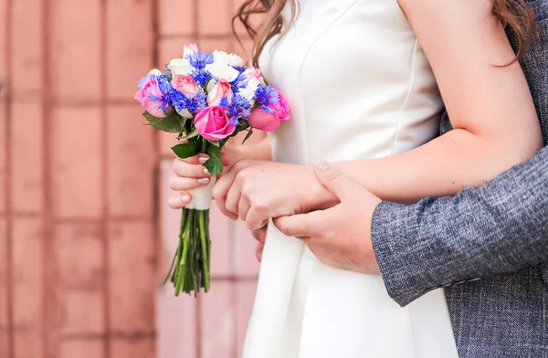 新娘和新郎的照片 新娘手里拿着一束花 — 图库照片