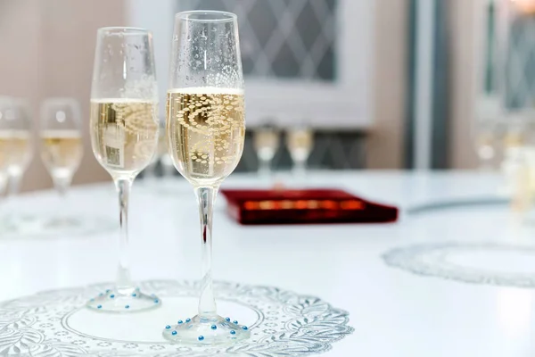 白いテーブルの上のシャンパンのグラスの写真 — ストック写真