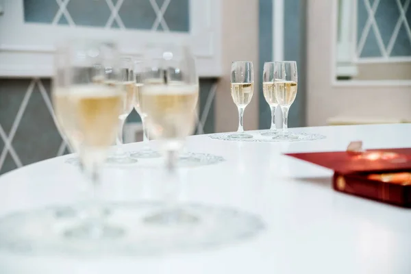 Foto Van Glazen Champagne Een Witte Tafel — Stockfoto
