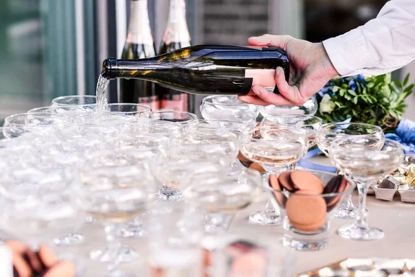 Foto Van Ober Gieten Champagne Voor Gasten — Stockfoto