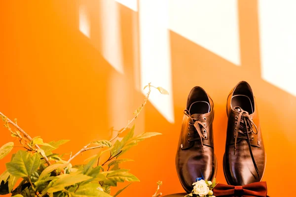 Foto Von Herrenschuhen Schmetterling Und Boutonniere Des Bräutigams Auf Orangefarbenem — Stockfoto