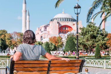 Istanbul, Türkiye - 29 Ağustos 2018: Ayasofya Sophia Aya Sofya manzarayı adam. Yatay fotoğraf