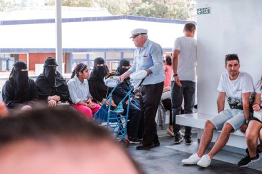 Istanbul, Türkiye - 29 Ağustos 2018: Müslüman kadınlar bir deniz yolda. Yatay fotoğraf