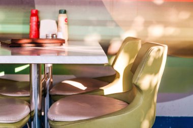 Kafeterya fotoğraf. Yeşil sandalye ile tablo