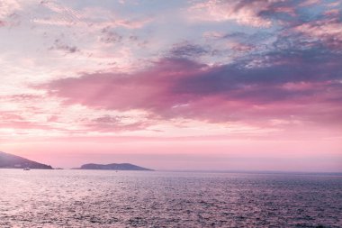 Pembe ve mor denizde günbatımı fotoğraf