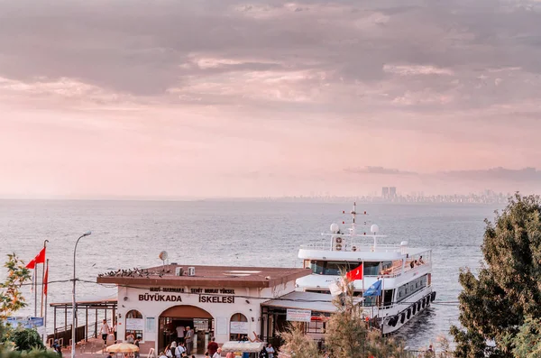 Istanbul Turquía Agosto 2018 Embarcaciones Enviadas Estambul Fotografía Horizontal —  Fotos de Stock