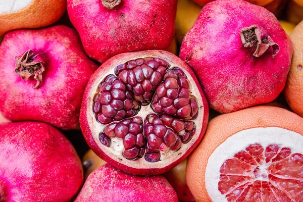 Foto Granadas Toranjas Prateleira Mercado — Fotografia de Stock