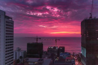 Colombo - Sri Lanka, 30 Ocak 2019. Kırmızı-mor günbatımı fotoğrafı Colombo, Sri Lanka