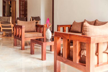 Masa ve sandalye otel terasında fotoğrafı
