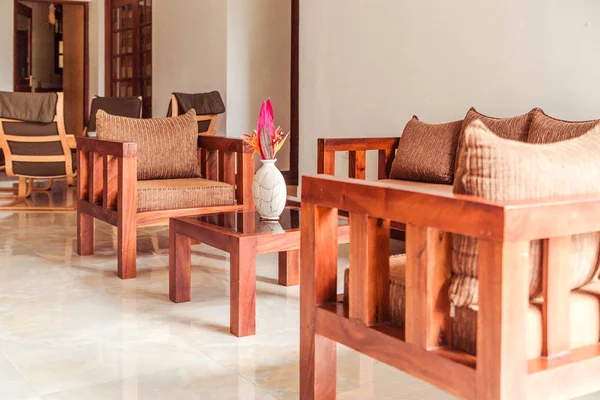 Masa ve sandalye otel terasında fotoğrafı