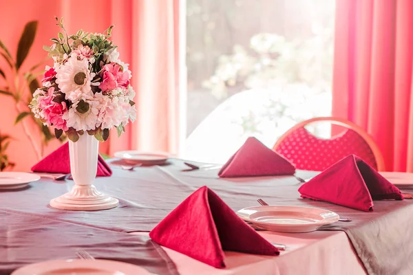 Foto Mesa Restaurante Com Guardanapos Vermelhos Flores — Fotografia de Stock