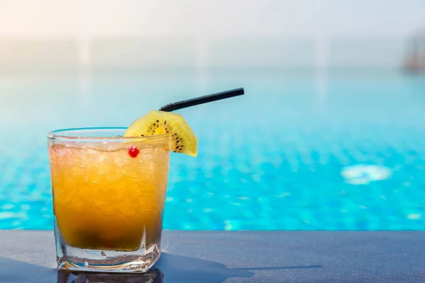 Foto Von Gelbem Cocktail Der Nähe Des Schwimmbades — Stockfoto