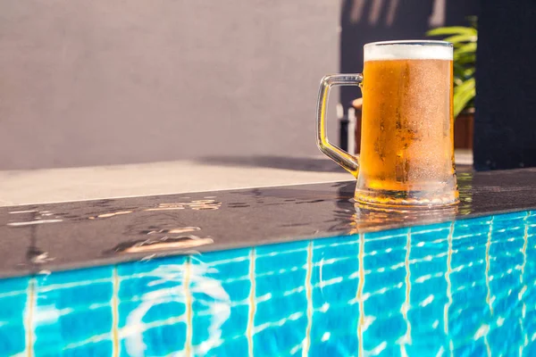 プールで晴れた日にビールのグラスの写真 — ストック写真