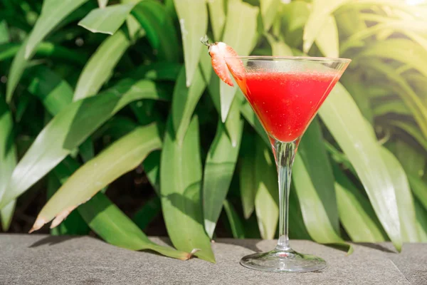 イチゴ草の背景にカクテルのグラスの写真 — ストック写真