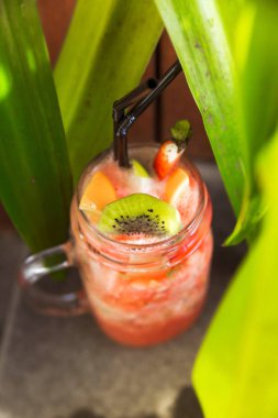 Meyve kokteyli çim zemin üzerine fotoğraf