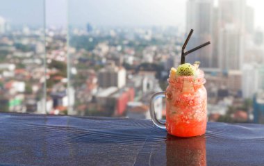 Meyve kokteyli şehrin arka plan üzerinde fotoğrafı