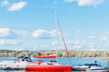 Tekneler ve yatlar göl güneşli havalarda