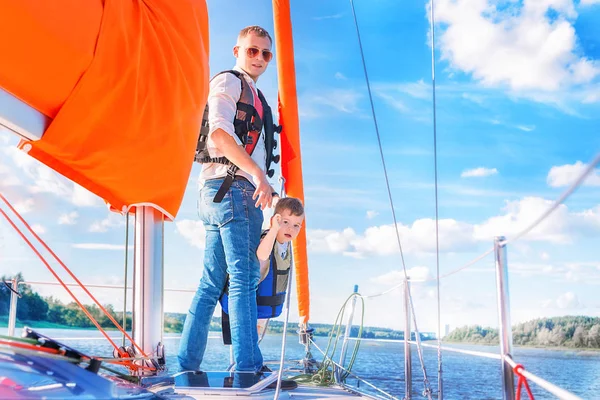 Vater und Sohn verbringen Zeit auf dem Boot — Stockfoto