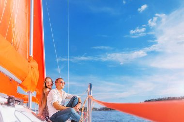 bir kadın ve bir erkek birlikte bir yatta vakit