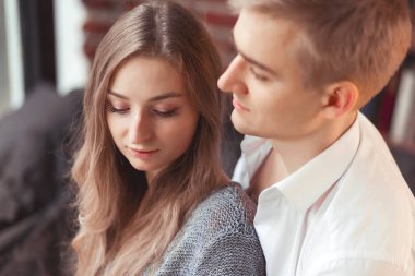 genç adam ve kadın birlikte vakit