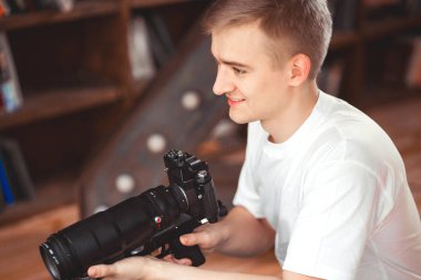 genç adam bir kız fotoğraflar. Yatay fotoğraf