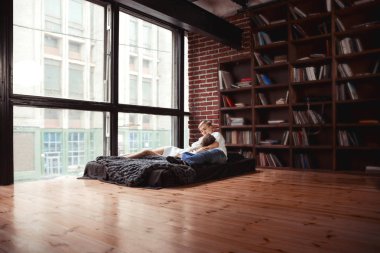 Yatak odasında yatan genç Çift