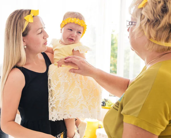 Annem ve büyükannem küçük kız yatıştırmaya