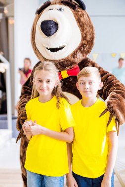 Çocuk doğum günü partisi için ayı kostümlü animatör