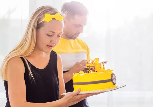 Maman et papa préparent une surprise sous forme de gâteau pour la fille — Photo