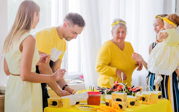 Papa coupe gâteau jaune d'anniversaire. Photo horizontale — Photo