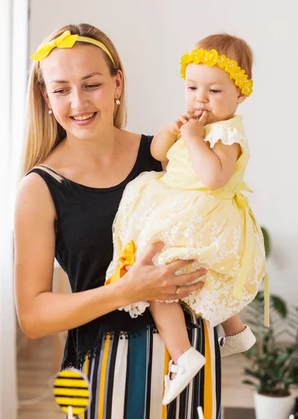 Maman et fille branchées passent du temps ensemble — Photo