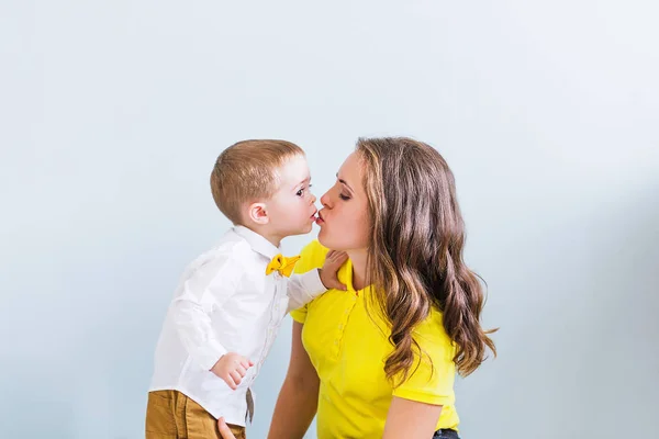 Μικρό αγόρι φιλί όμορφη μητέρα. Οριζόντια φωτογραφία — Φωτογραφία Αρχείου