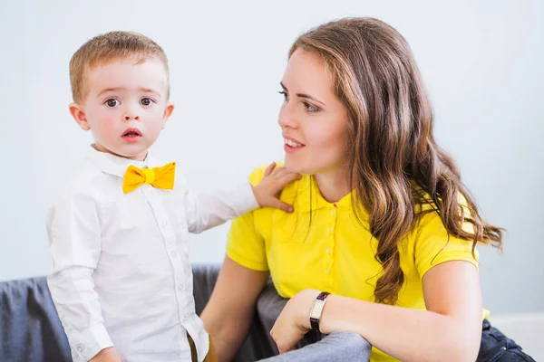 Trendy mamá e hijo pasan tiempo juntos — Foto de Stock