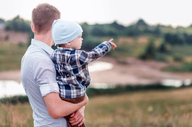 Baba bir şey küçük oğluna gösterir