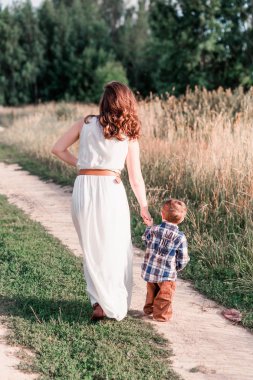 Anne ve oğlu bir yürüyüş alanında