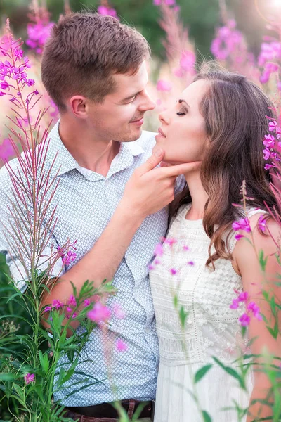 Amantes hombre y mujer en las flores de sauce-té —  Fotos de Stock