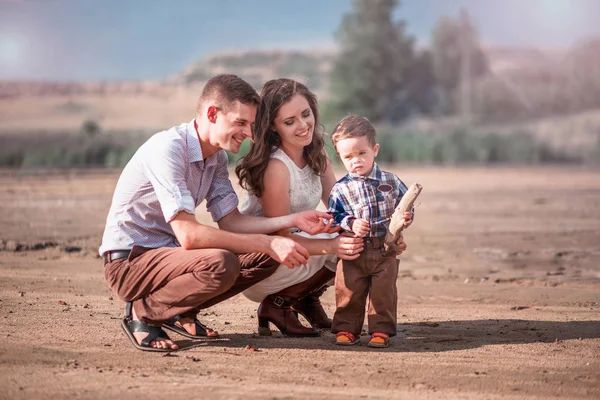 Eleganta familj tillbringar sin semester i området sandstranden — Stockfoto