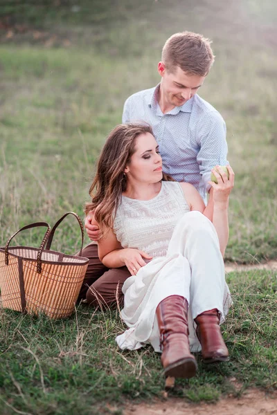 Amantes homem e mulher juntos em um piquenique — Fotografia de Stock