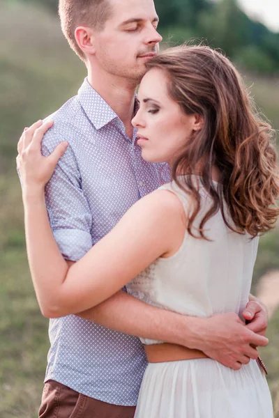 Lovers man and woman hug. Vertical photo — Stock Photo, Image