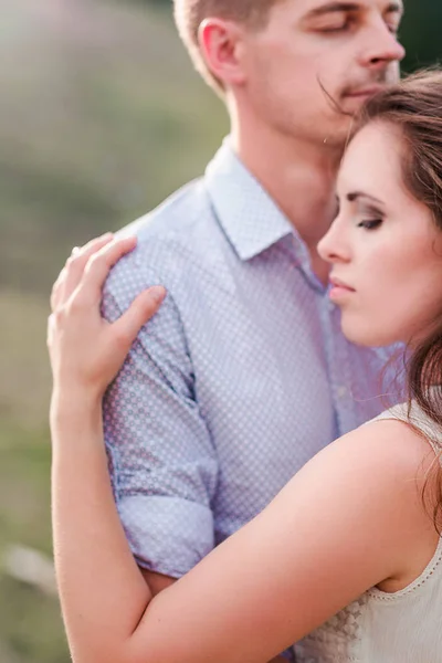Szerelmeseinek a férfi és a nő ölelés. Függőleges fénykép — Stock Fotó