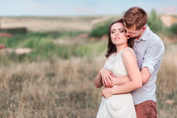 Stylish adult guy and girl hugging. Horizontal photo — Stock Photo, Image
