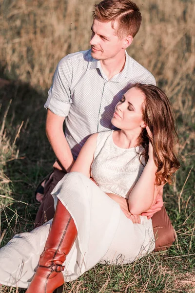 Stylish fashion couple enjoying time in the field. — Stock Photo, Image