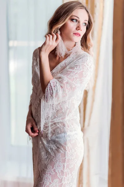 Fotografiando la mañana de la novia. Novia en un negligee — Foto de Stock