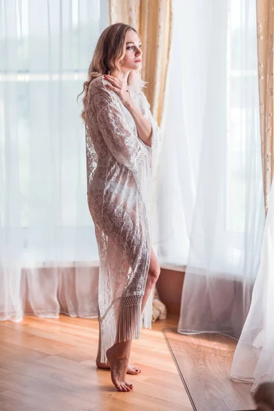 Fotografiando la mañana de la novia. Novia en un negligee — Foto de Stock