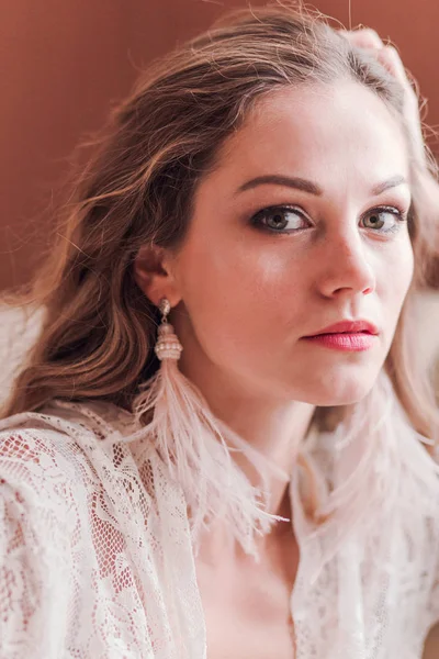 sabahlığı Püskül Küpeli Kız. Dikey fotoğraf