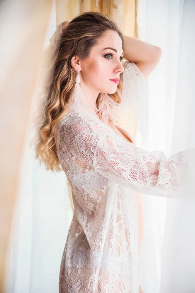 Fotografiando la mañana de la novia. Novia en un negligee — Foto de Stock