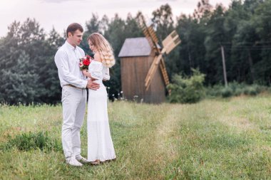 Gelin ve damat bir eski ahşap değirmen fonunda poz