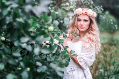 Gelin başında dışında bir çelenk ile